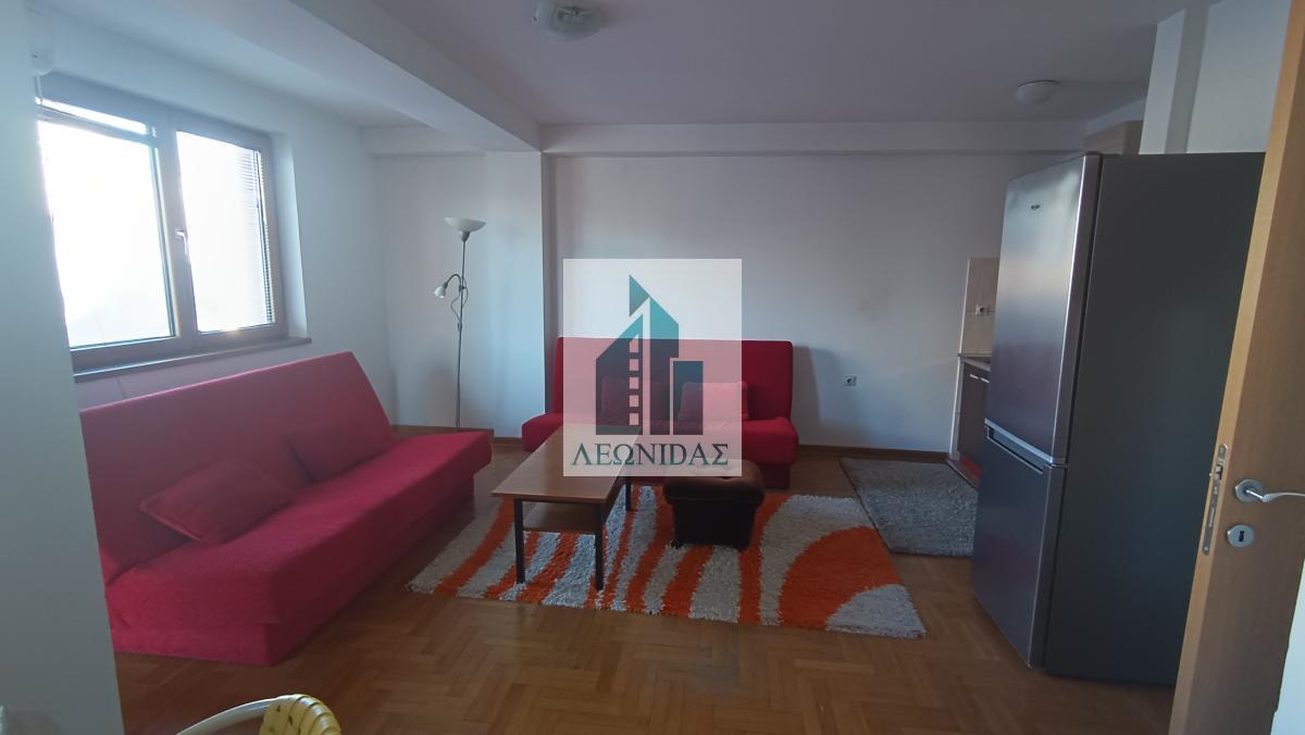 1.5 stan - Crveni pevac