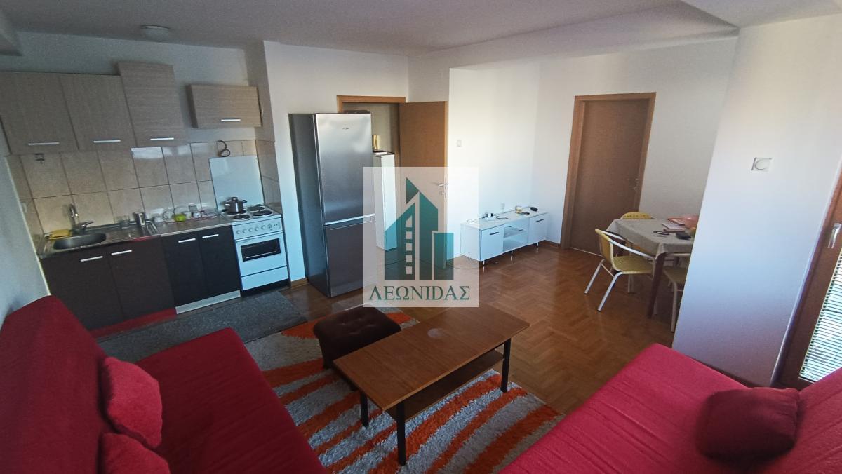 1.5 stan - Crveni pevac