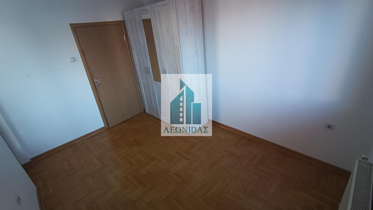 1.5 stan - Crveni pevac