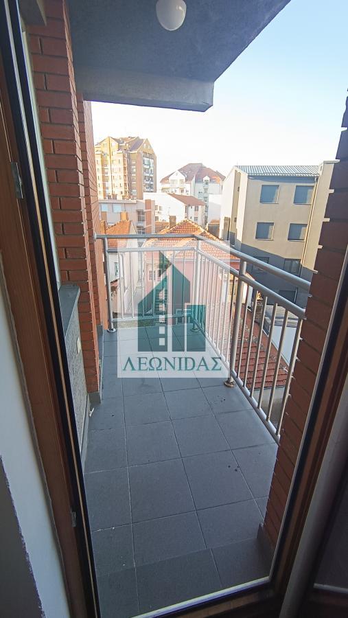 1.5 stan - Crveni pevac