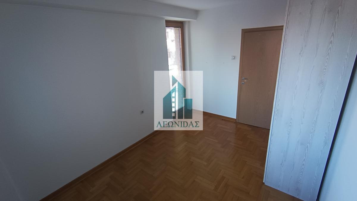 1.5 stan - Crveni pevac