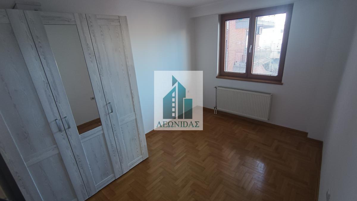 1.5 stan - Crveni pevac