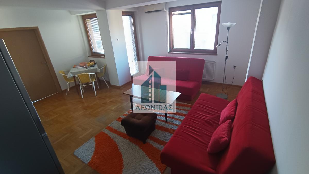 1.5 stan - Crveni pevac