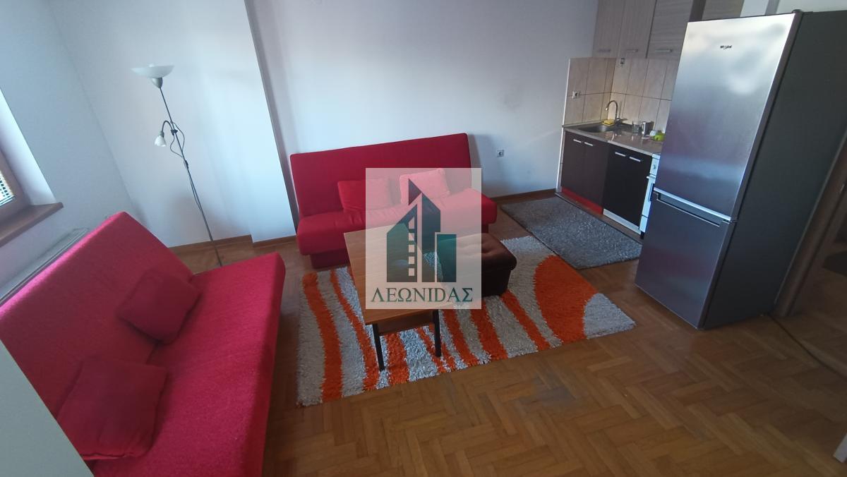 1.5 stan - Crveni pevac