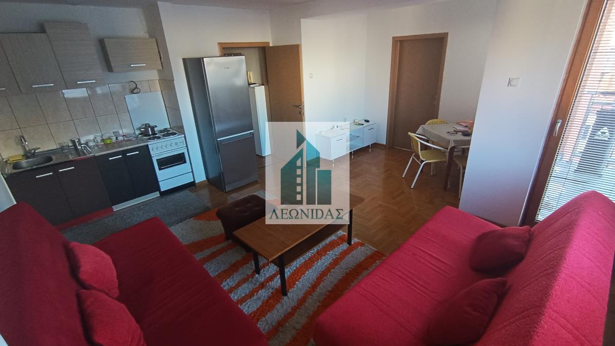 1.5 stan - Crveni pevac