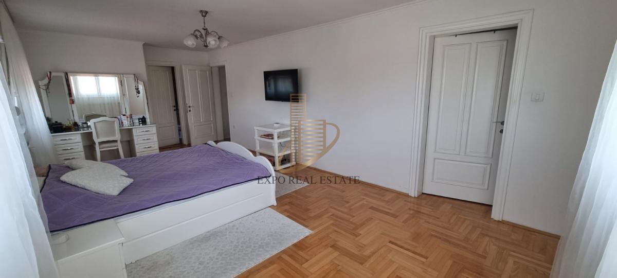 Prodaja,kuća od 200m2 pored Dunava