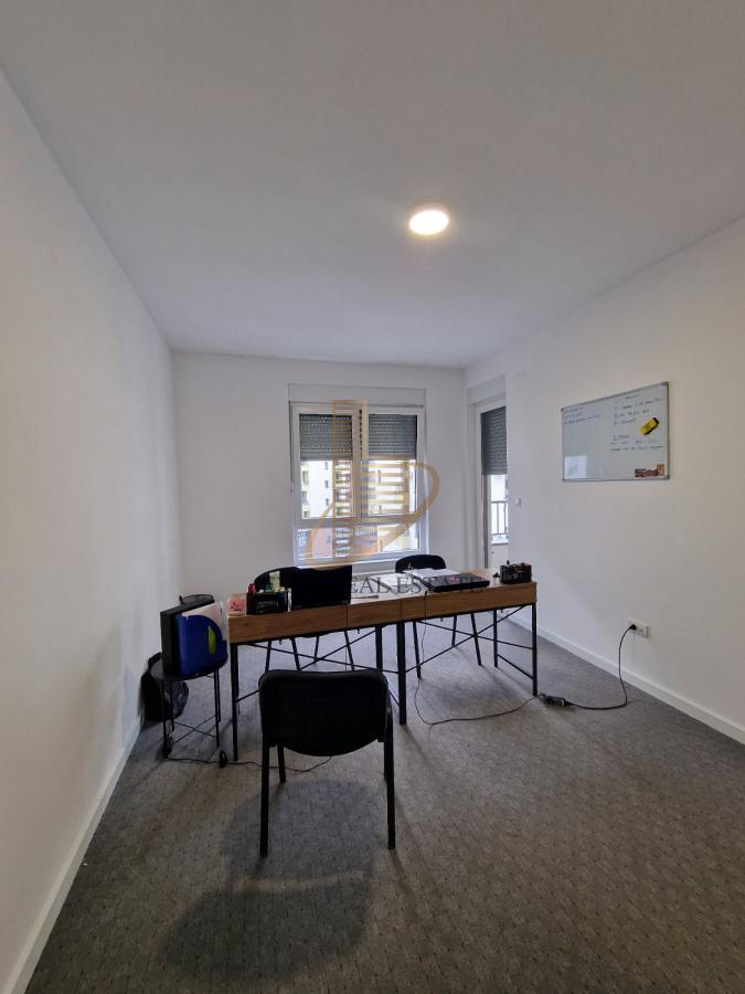 Izdavanje 4,0 stan od 90m2 za poslovnu delatnost