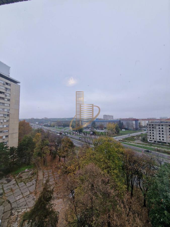 Trosoban stan u bloku 37