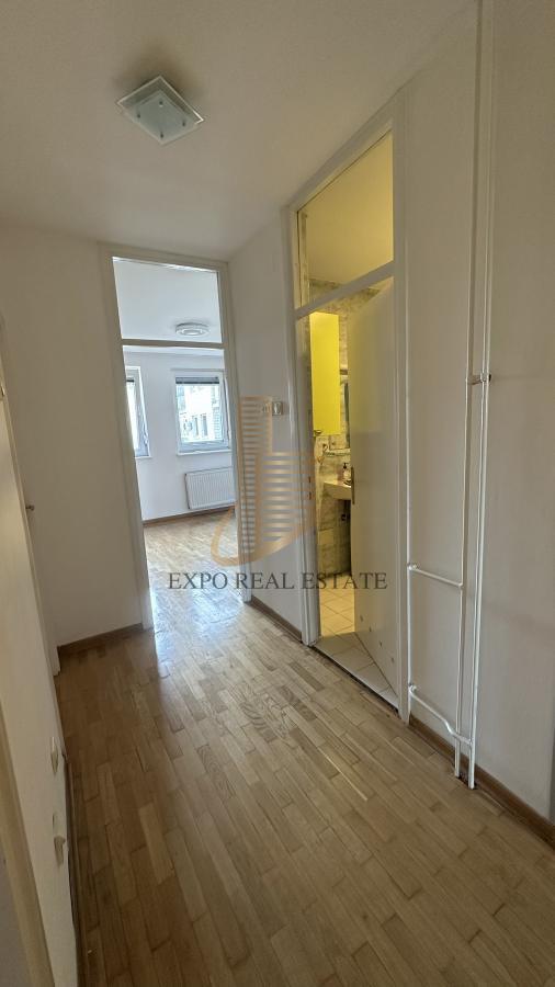 Dvoiposoban stan kod Arene, pogodan za poslovni prostor ili stanovanje