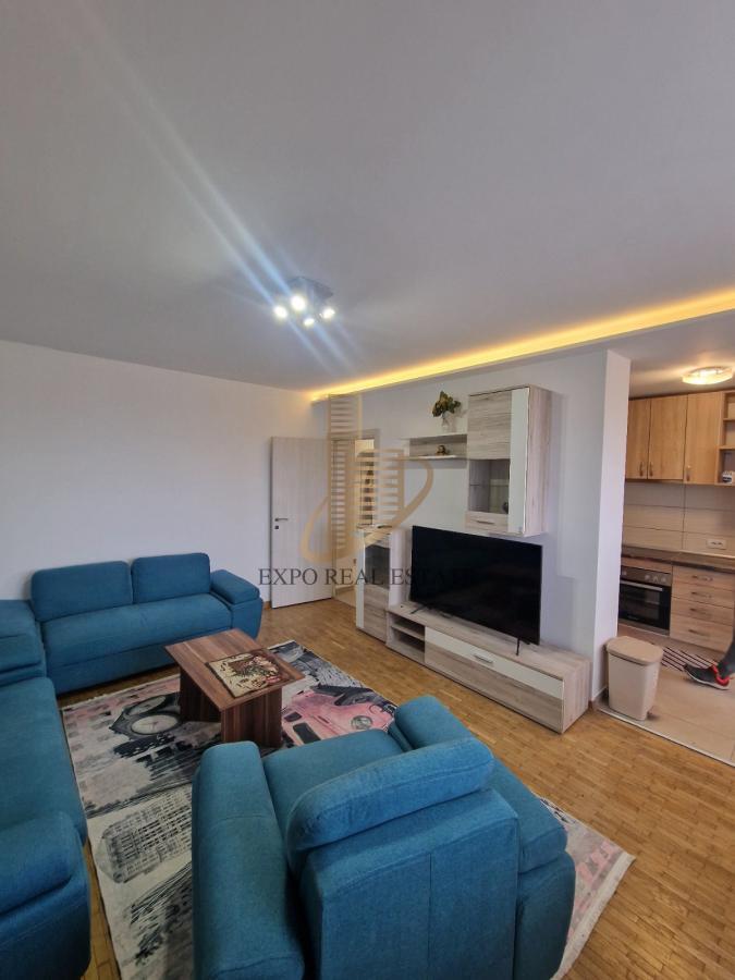 Trosoban stan u bloku 37