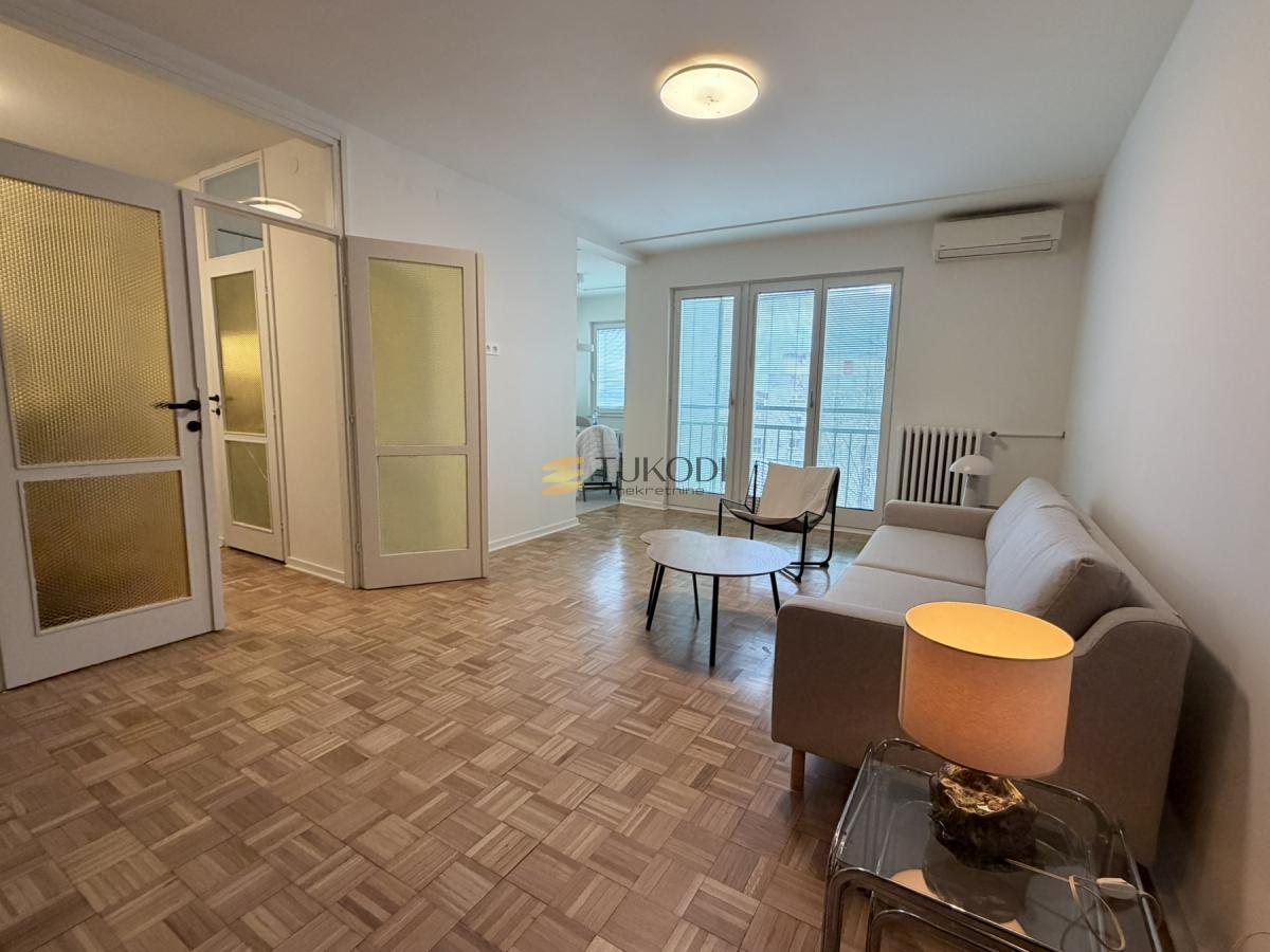 Osunčan i prijatan stan u bloku 61