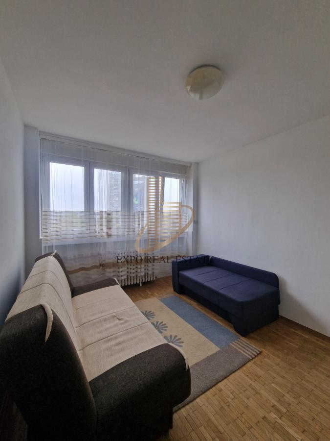 Trosoban stan u bloku 37