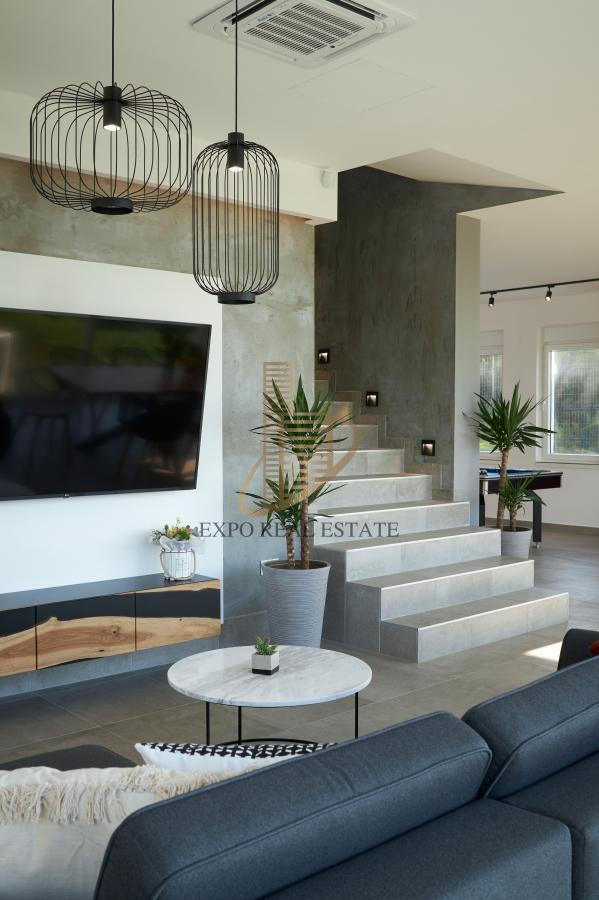 Izdavanje 4,0 kuća sa bazenom Sremski Karlovci