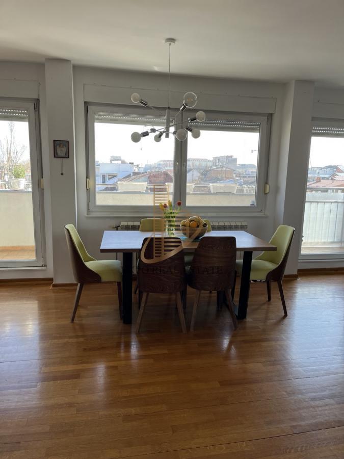 Prodaja 4,0 stan od 112m2 Maksima Gorkog