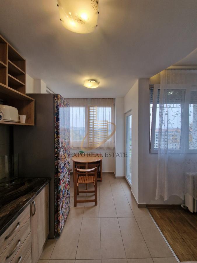 Trosoban stan u bloku 37