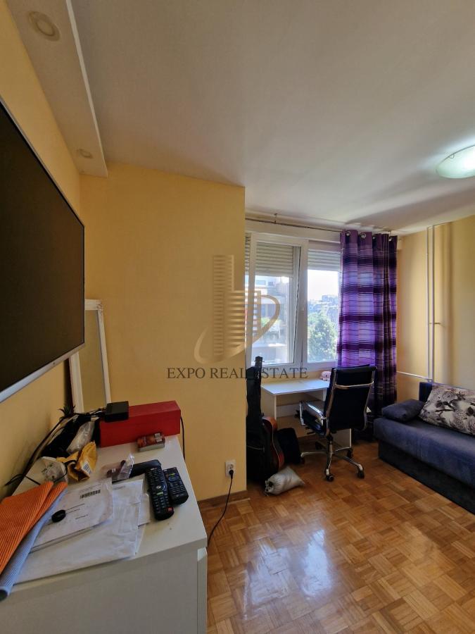 Trosoban stan 71m2, Blok 22, odlična lokacija