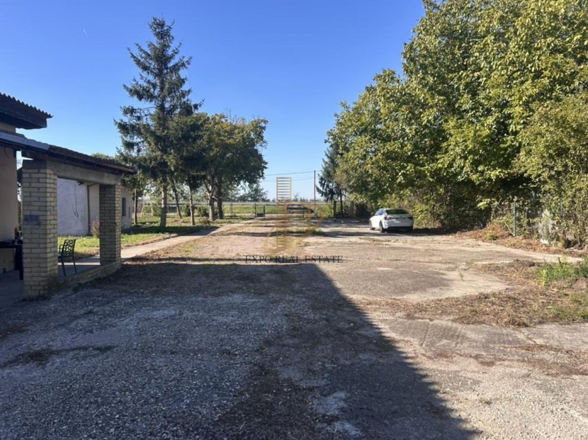 Plac 35a sa halom od 450m2