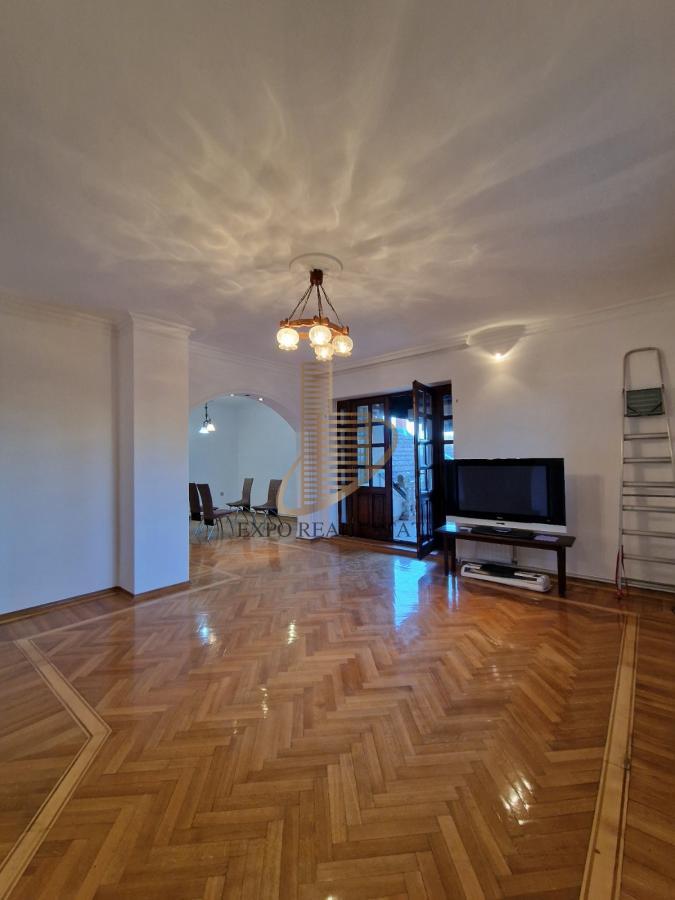 Izdavanje kuće od 450 m2 za poslovnu delatnost