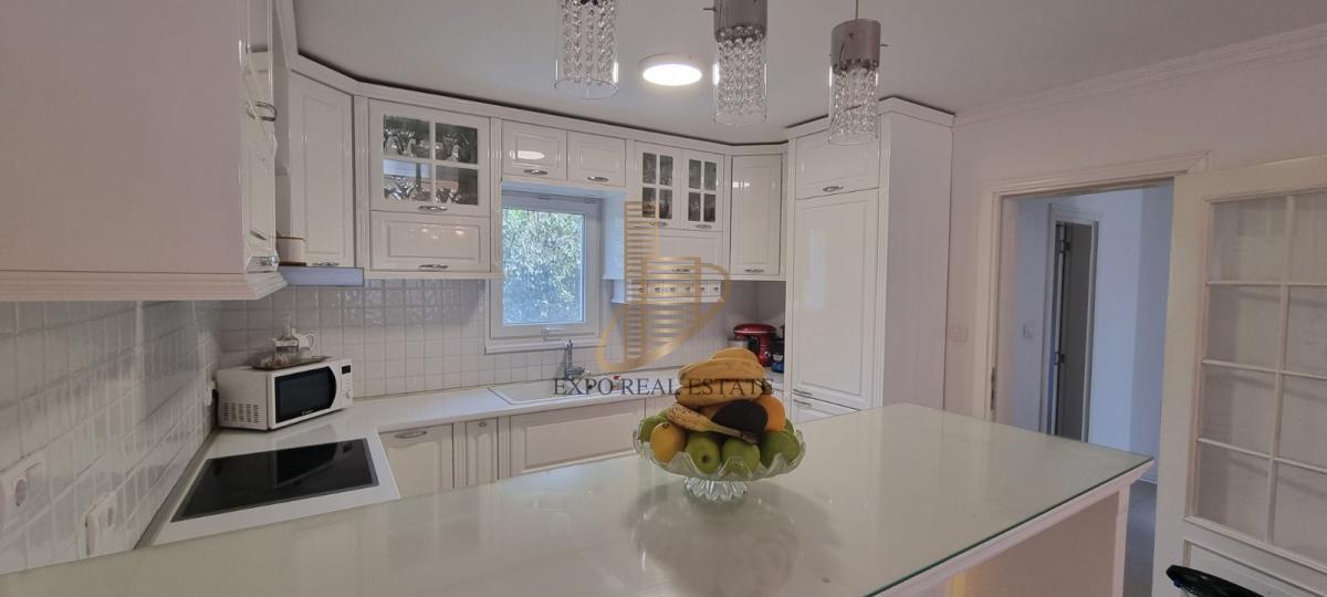 Prodaja,kuća od 200m2 pored Dunava