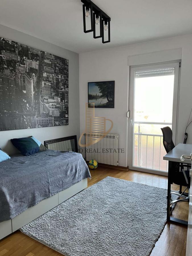 Prodaja 4,0 stan od 112m2 Maksima Gorkog