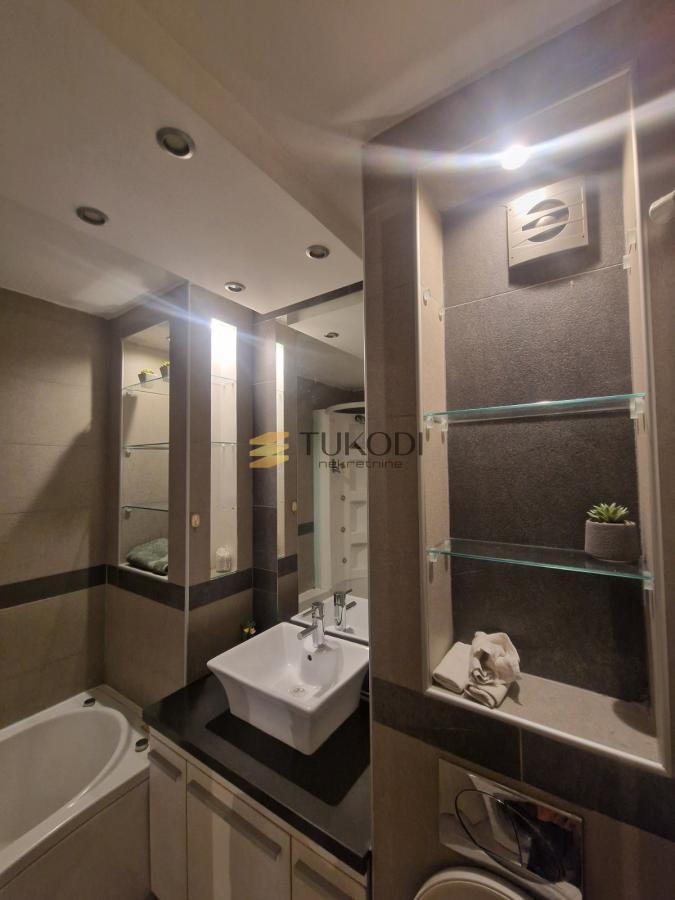 Lux 2.5 stan kod Arene