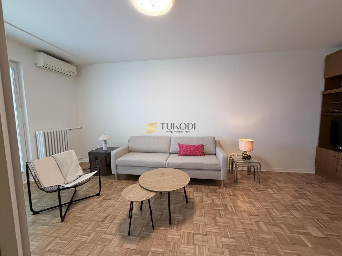 Osunčan i prijatan stan u bloku 61