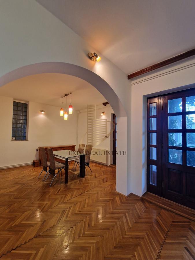 Izdavanje kuće od 450 m2 za poslovnu delatnost