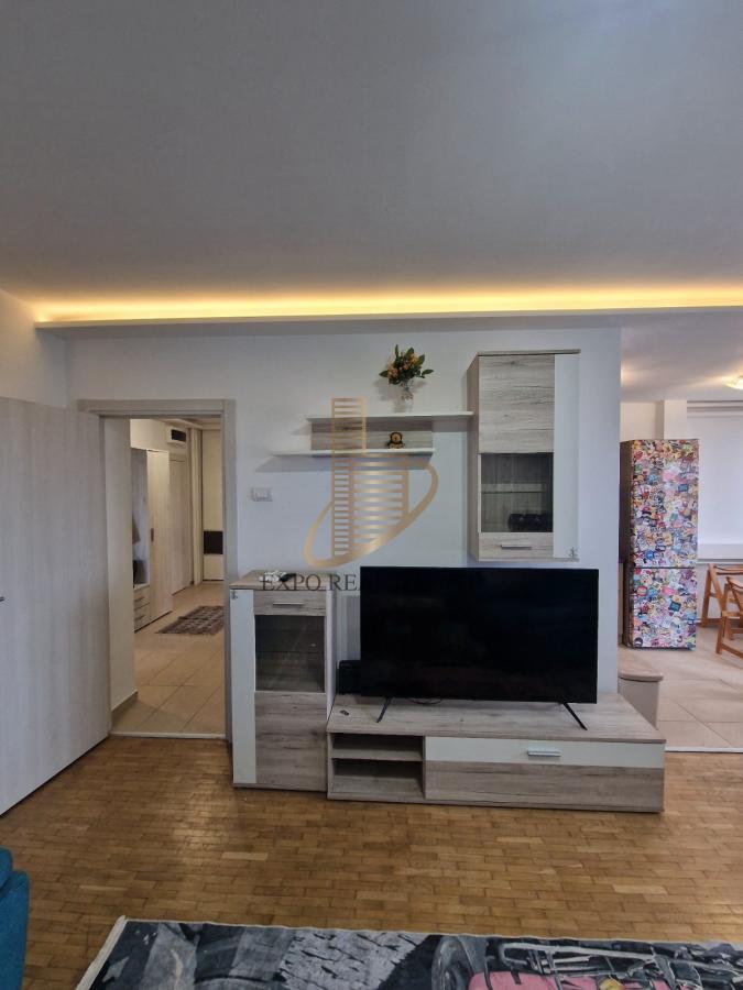 Trosoban stan u bloku 37