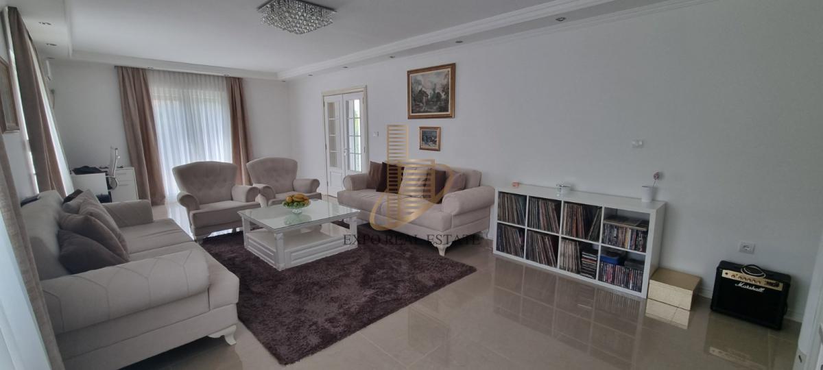 Prodaja,kuća od 200m2 pored Dunava