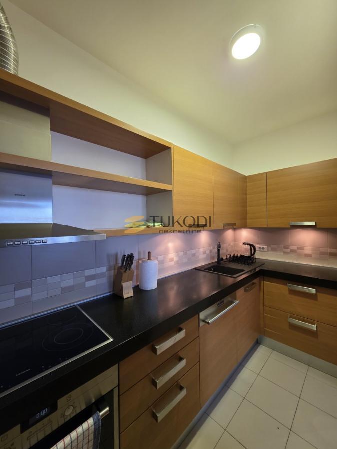 Stan 85m2 Žorža Klemensoa sa garažom