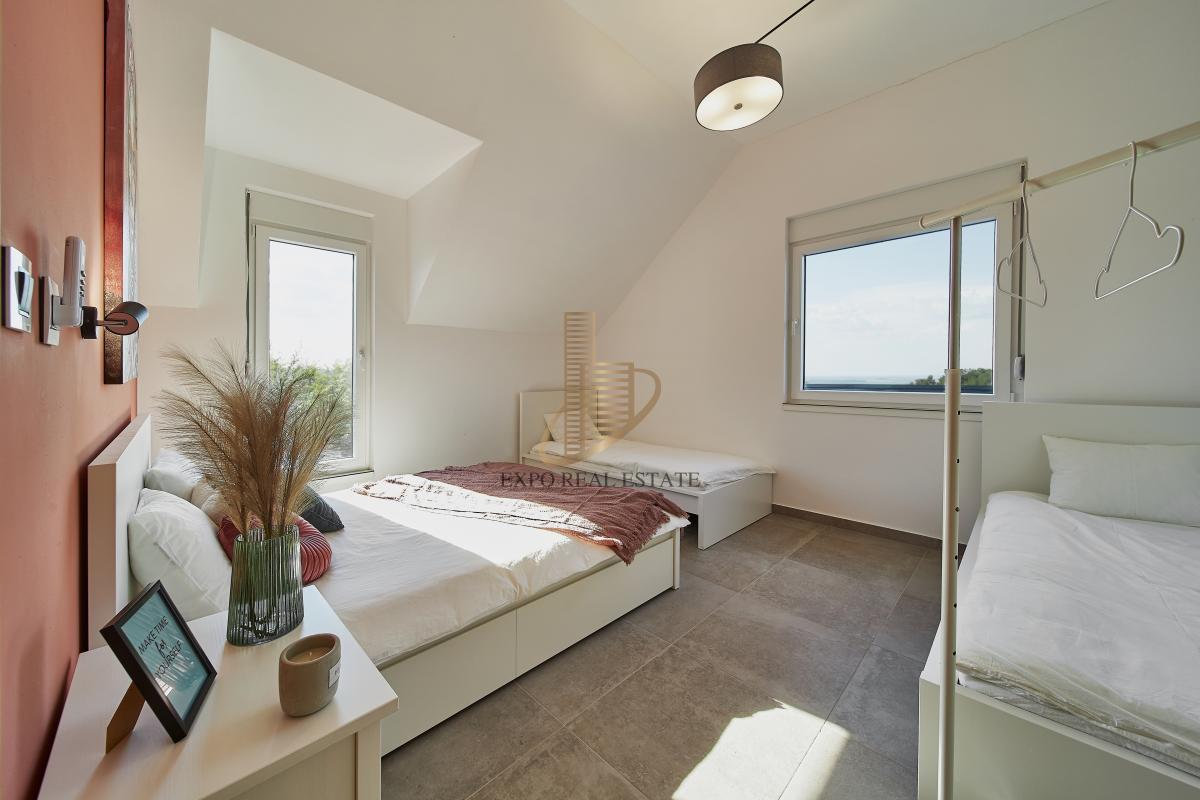 Izdavanje 4,0 kuća sa bazenom Sremski Karlovci