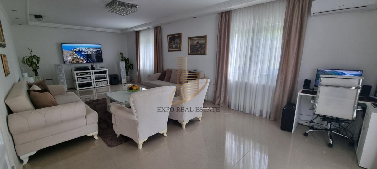 Prodaja,kuća od 200m2 pored Dunava