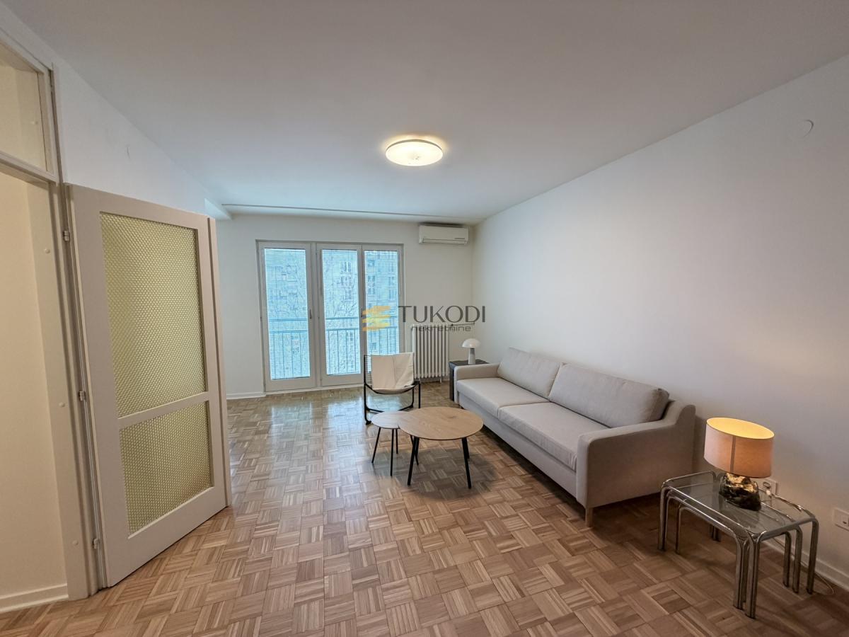 Osunčan i prijatan stan u bloku 61