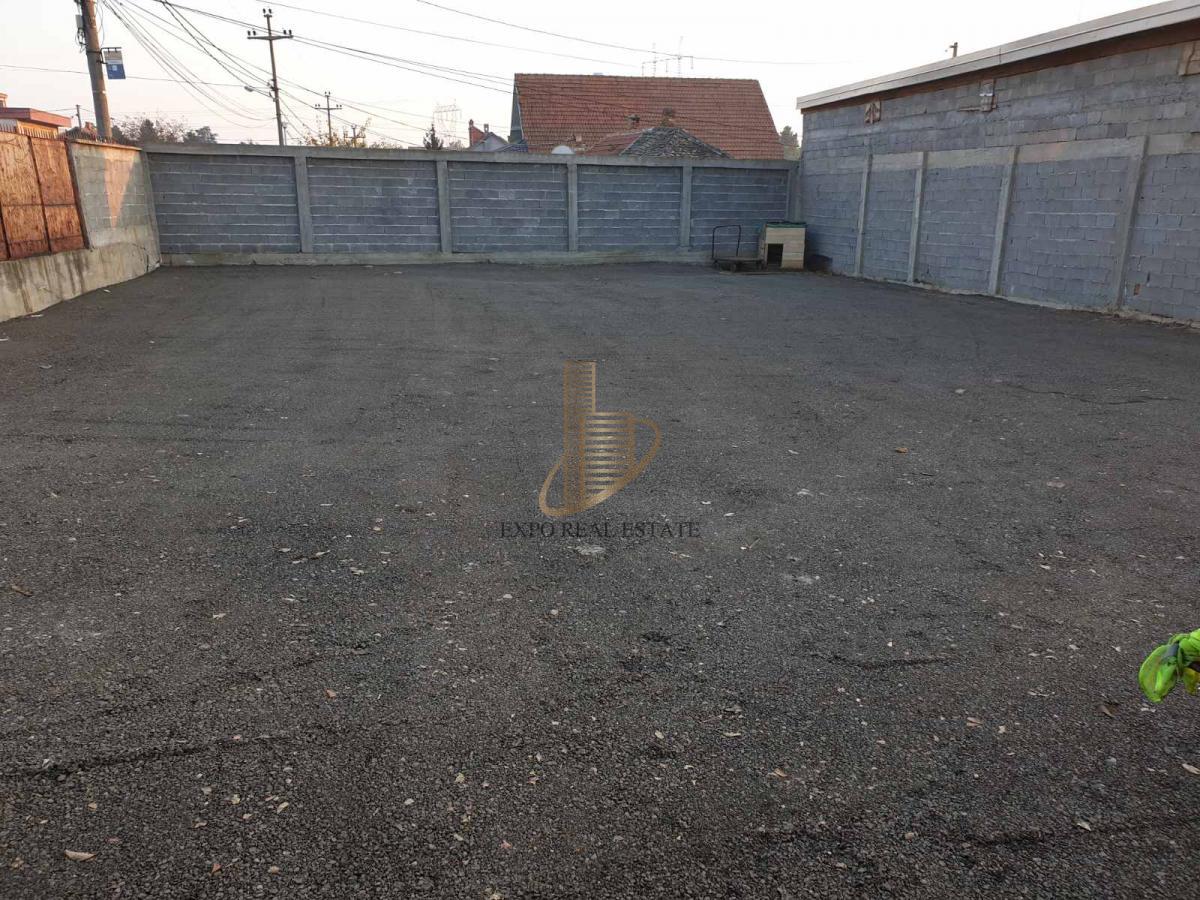 Plac za izdavanje na glavnom putu u Sremčici