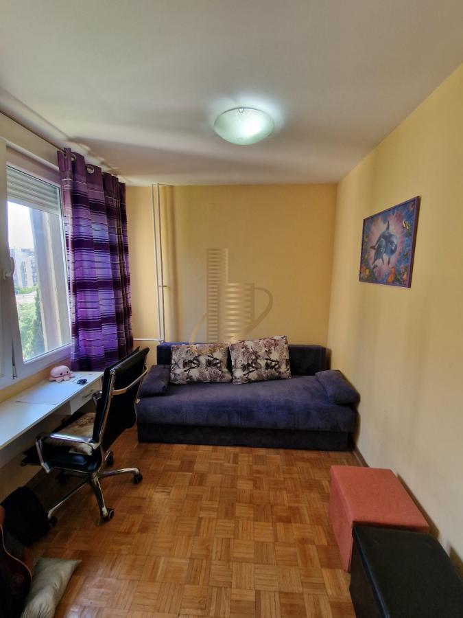 Trosoban stan 71m2, Blok 22, odlična lokacija