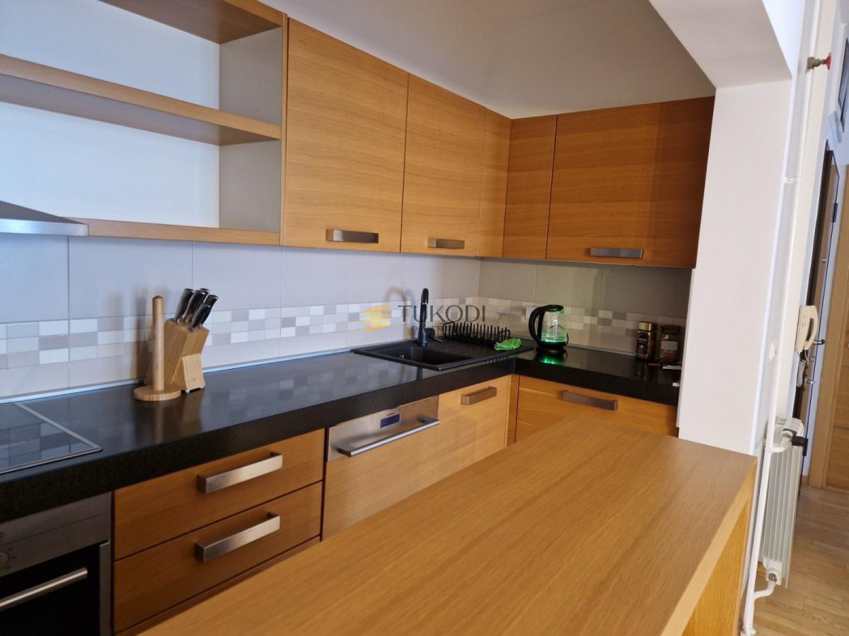 Stan 85m2 Žorža Klemensoa sa garažom