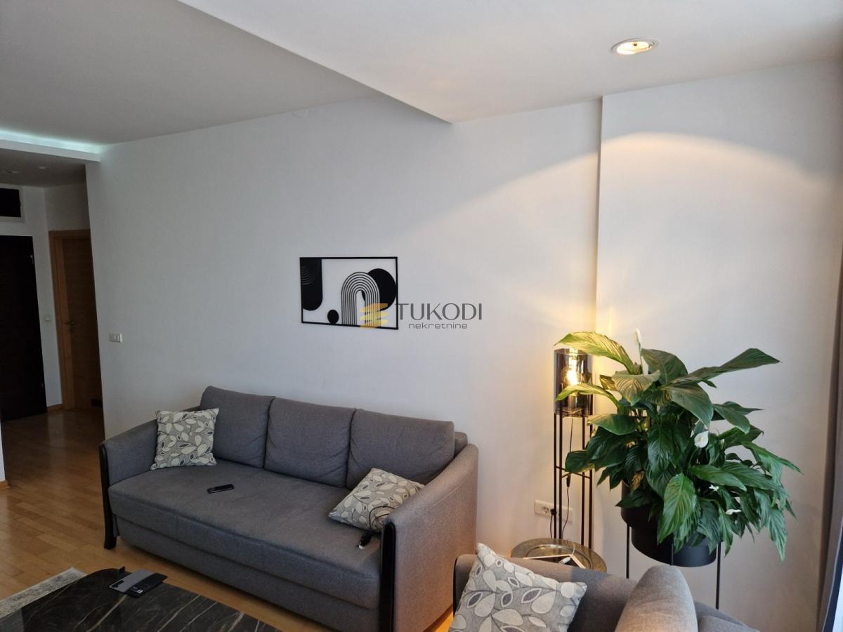 Stan 85m2 Žorža Klemensoa sa garažom