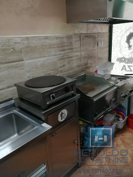 hitna prodaja dva spojena lokala povoljno  u centru grada!!!