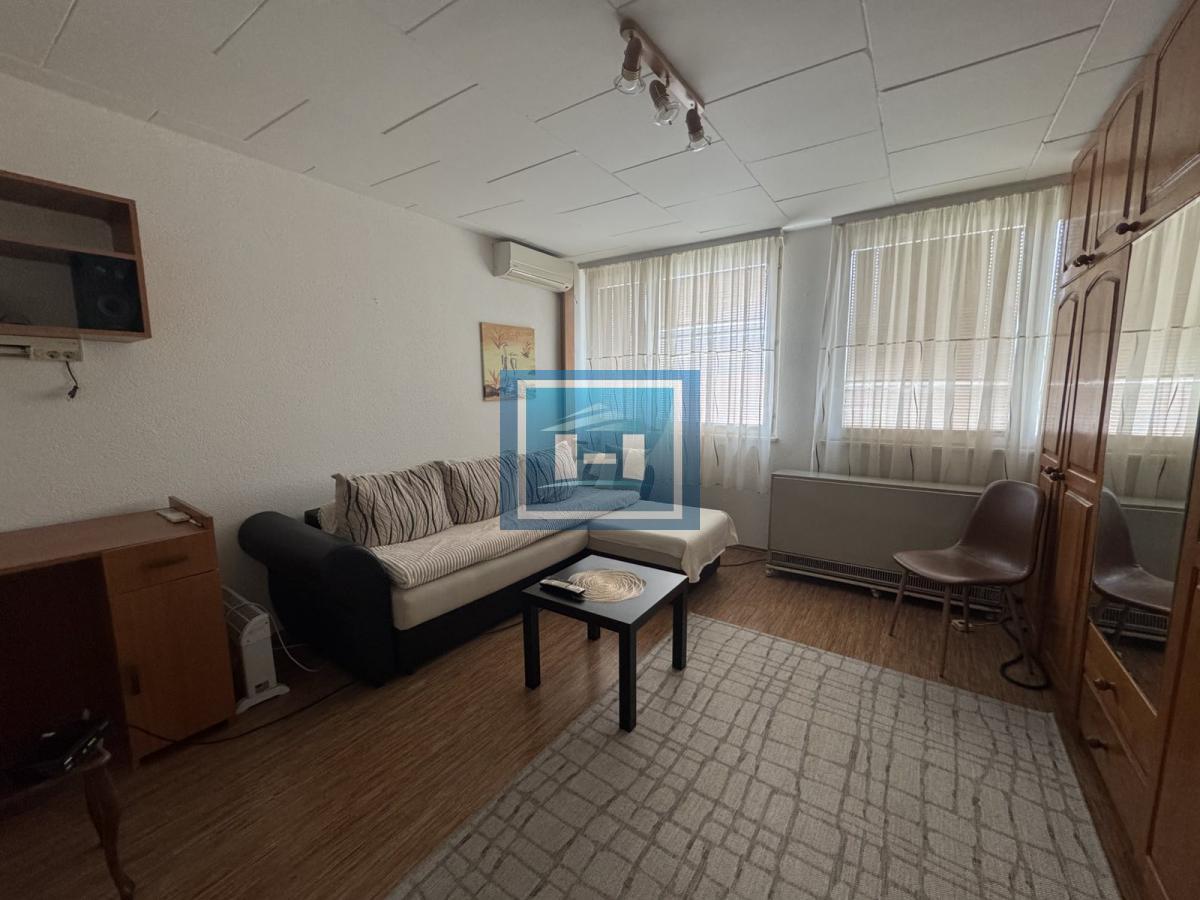 Kompletno renoviran i namešten stan na prvom spratu u centru