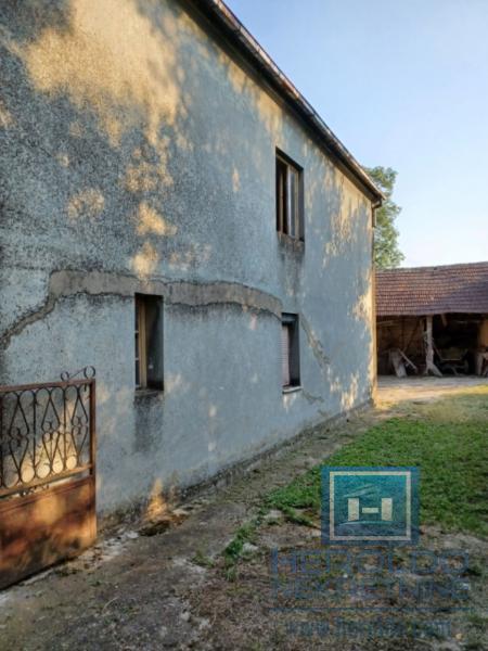 Seosko domaćinstvo sa ekonomskim dvorištem
