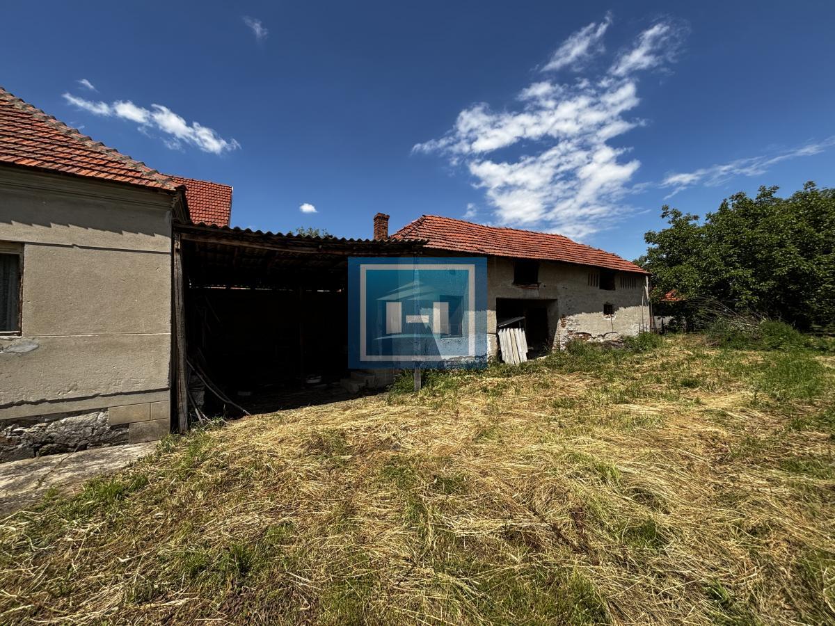 Kuća i plac na periferiji grada-Majur