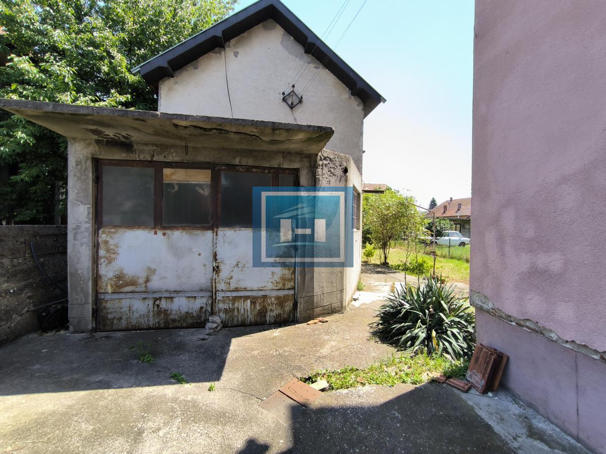 Prava prilika – kuća sa dva sprata, garažom i velikom parcelom – useljiva odmah!