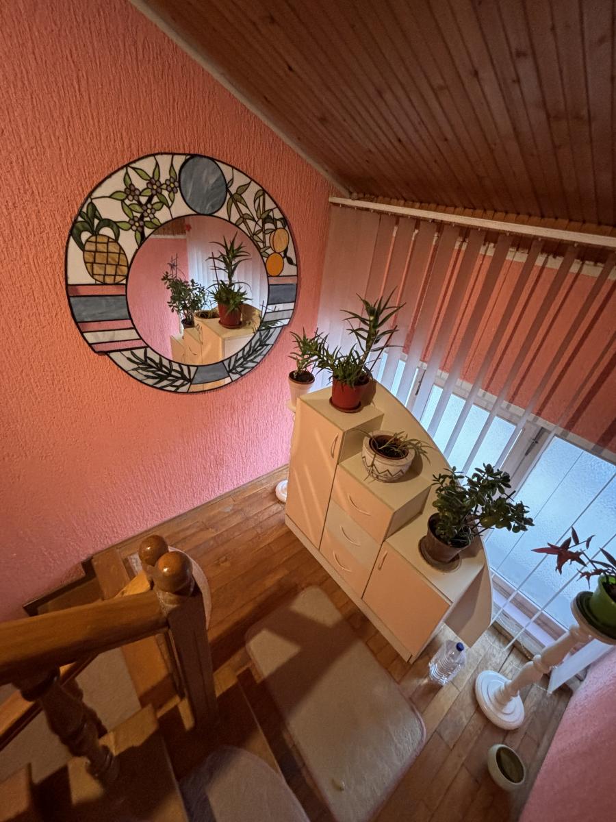 Prostrana porodična kuća sa dva sređena dvorišta i garažom
