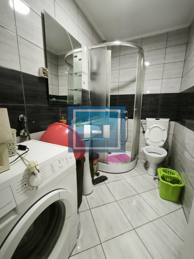 Na prodaju poslovni prostor od 82 m² u novijoj zgradi, s mogućnošću preuređenja u stambeni