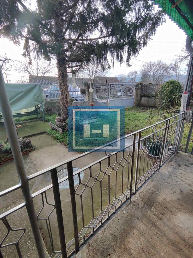 Useljiva porodična prizemna kuća na 2 km od grada