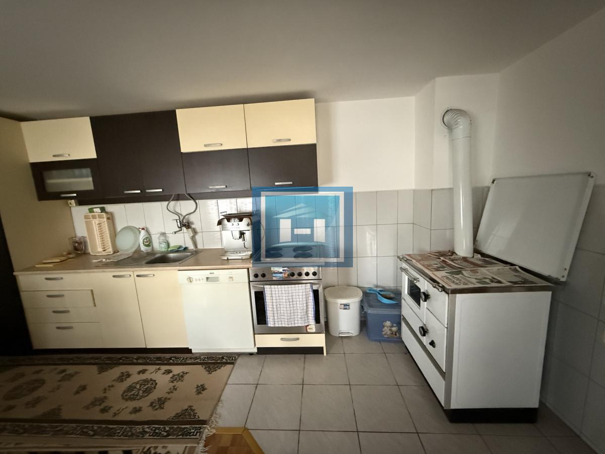 Dve kuće u Glavincima sa velikim imanjem -samo 8 km od grada