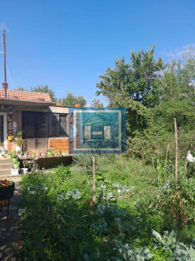 Na prodaju plac od 33 ara sa započetom kućom u Batočini!