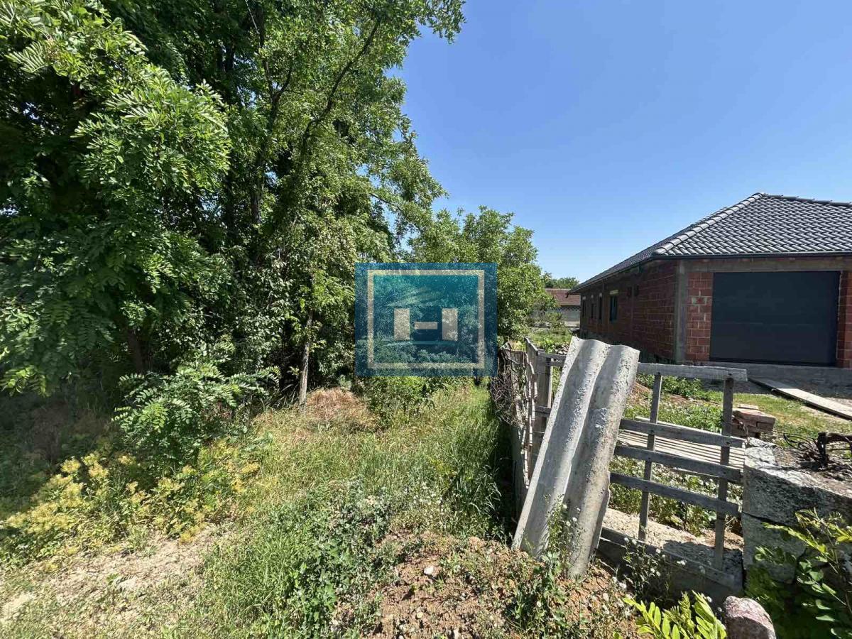 Plac za izgradnju kuće u Lapovu, na parceli stara kuća i započet objekat