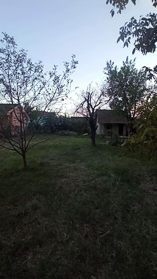 Parcela za izgradnju sa svim priključcima i uknjiženim objektom za adaptaciju u Crvenim livadama