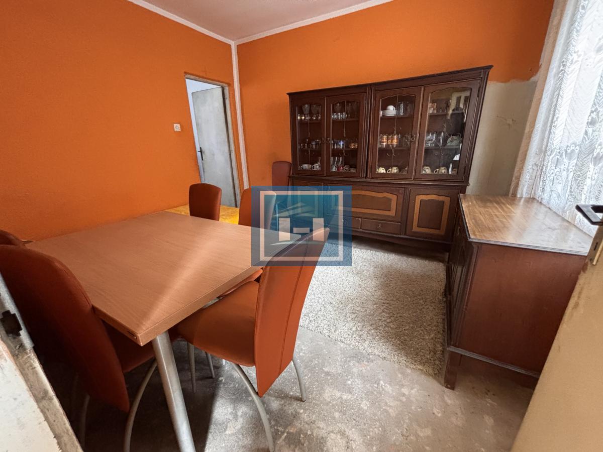 Dve useljive kuće u samom centru sela!!!